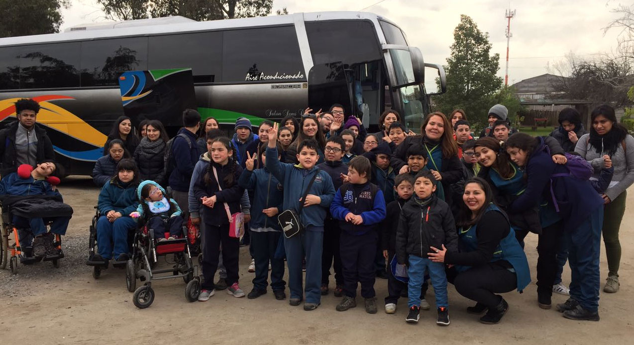 Grupo de estudiantes y docentes en salida educativa