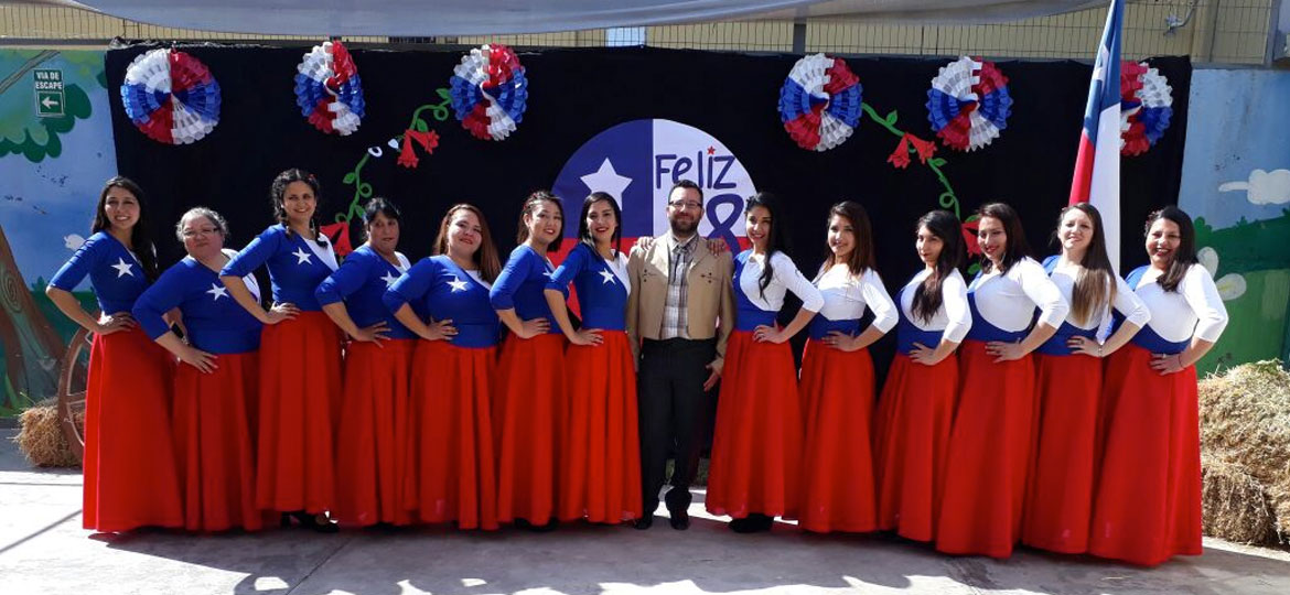 Equipo educativo en celebración institucional