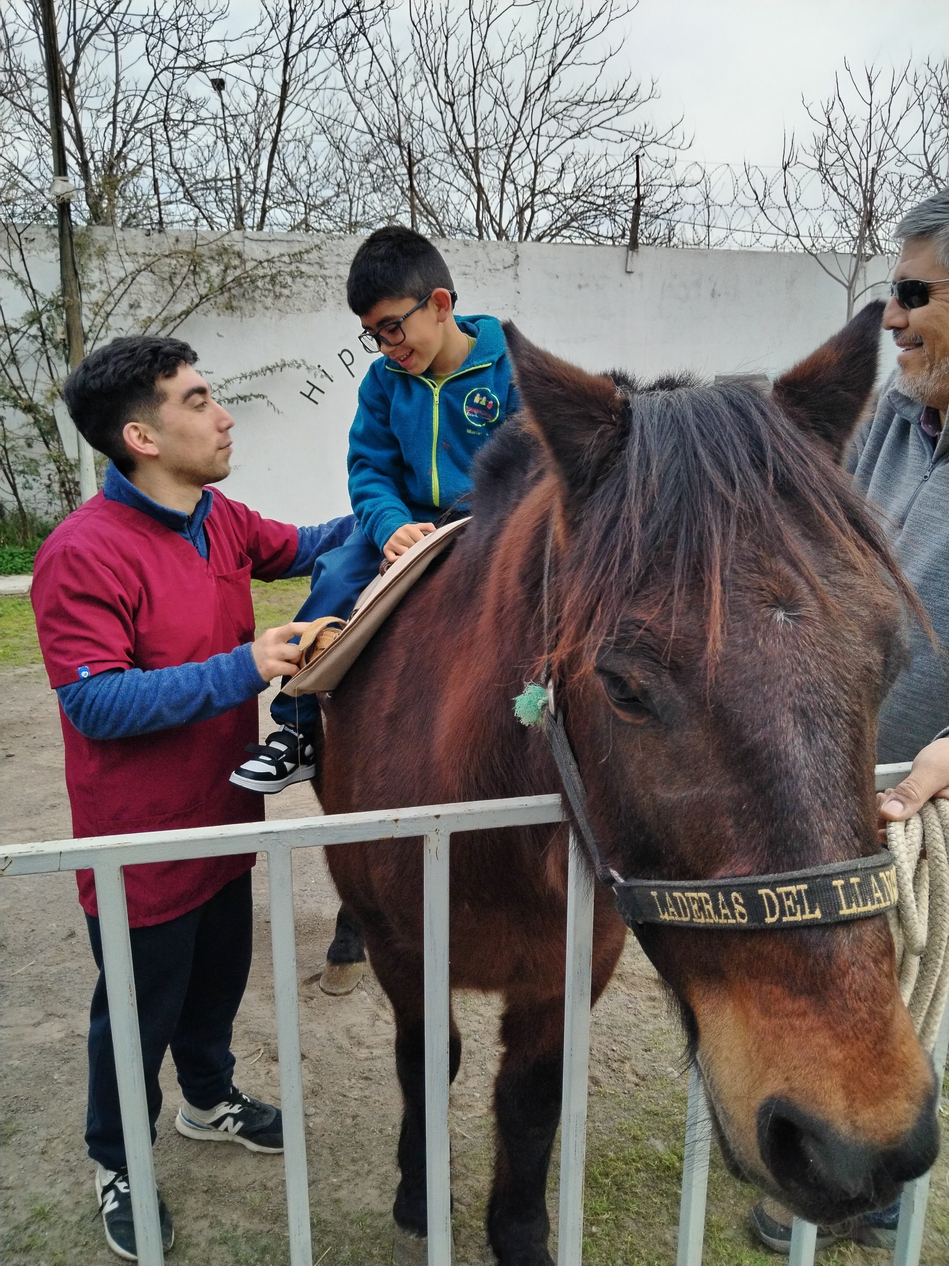 Estudiante realizando hipoterapia con apoyo del equipo terapéutico