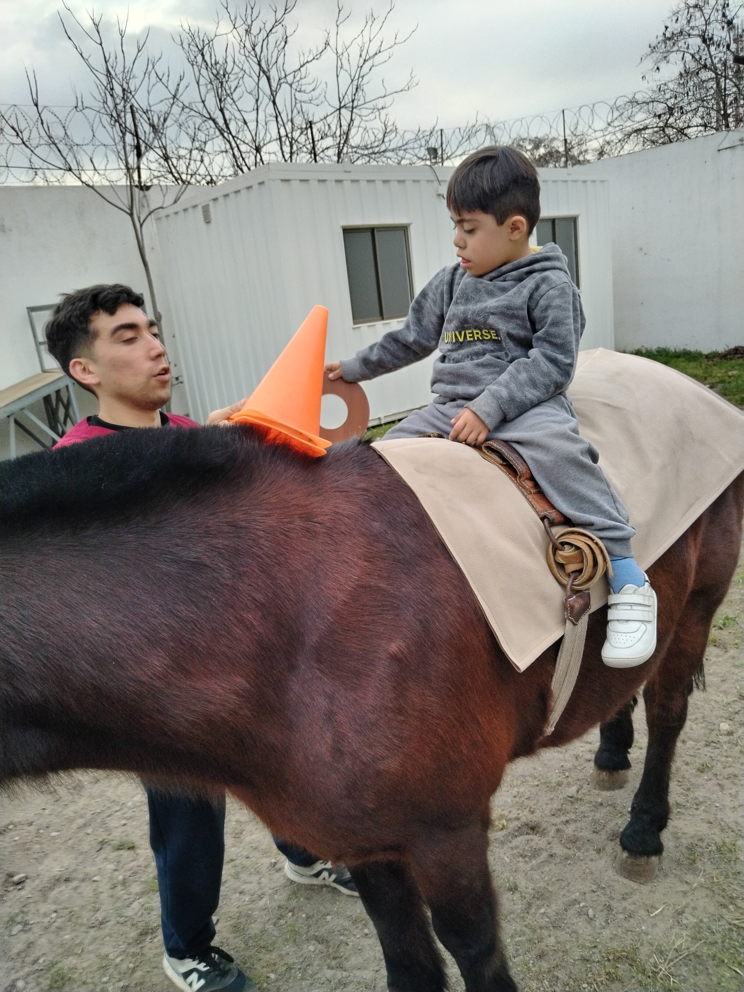 Guía y estudiante durante una sesión de hipoterapia